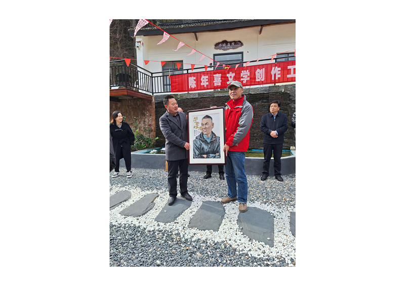 03丹凤县文联主席王阔向陈年喜赠送肖像画.jpg